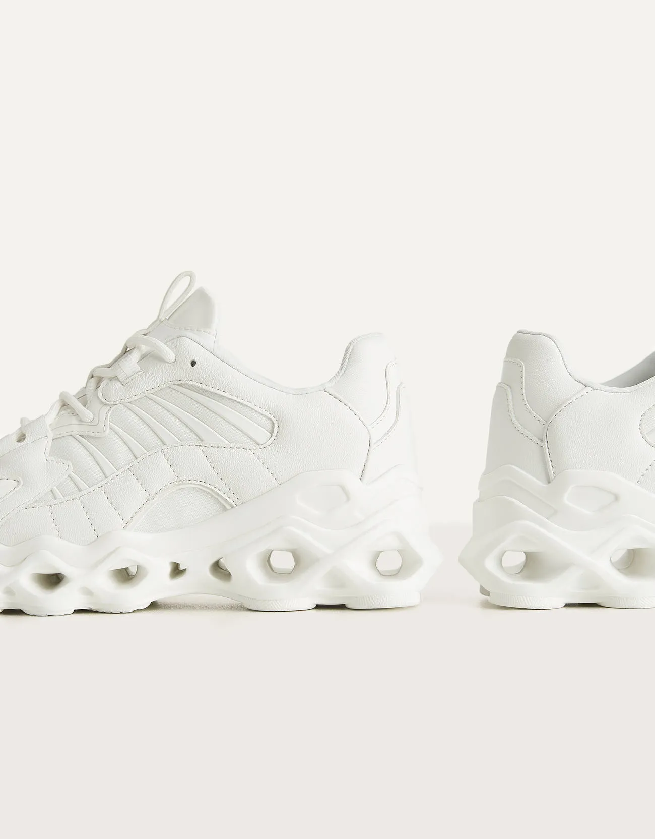 Sneaker mit Öffnungen in der Sohle – Weiß – Bild 4 von 5