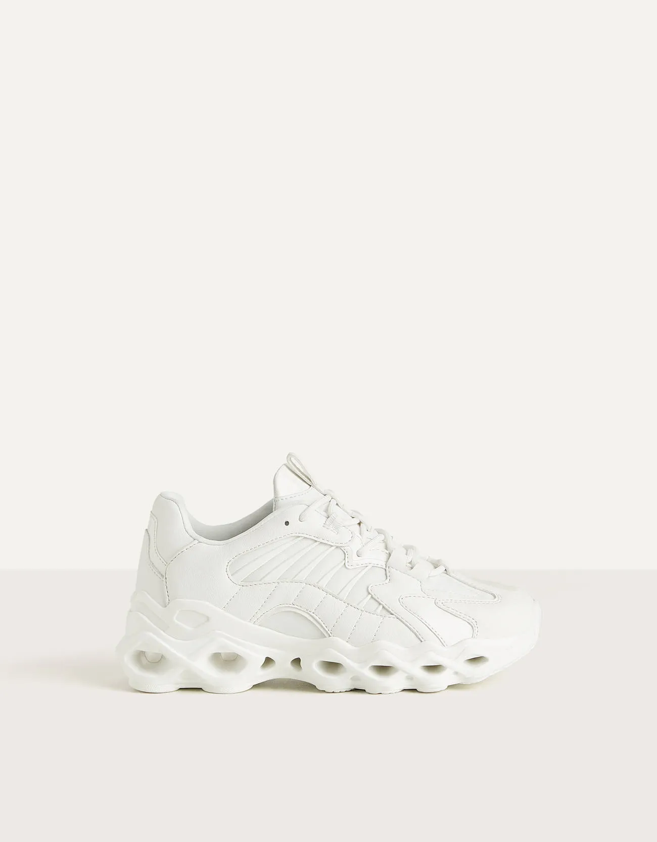 Sneaker mit Öffnungen in der Sohle – Weiß – Bild 5 von 5