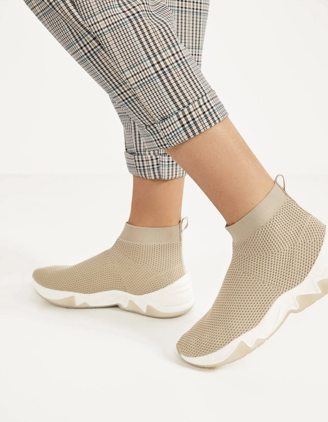 Hohe Sneaker mit elastischem Schaft – Beige – Bild 4 von 5