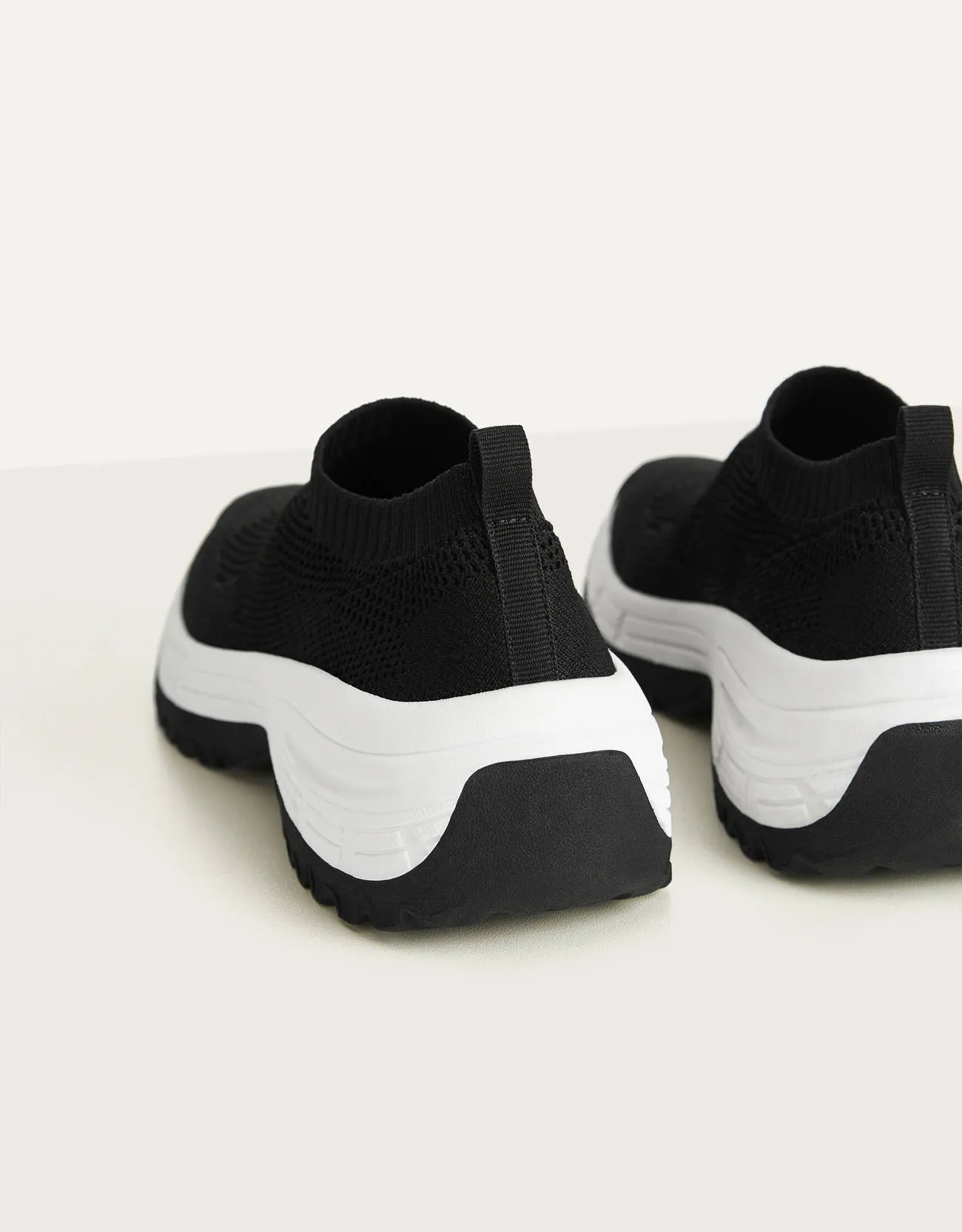 Sneaker mit Netzstoff und Socken – Schwarz – Bild 2 von 5
