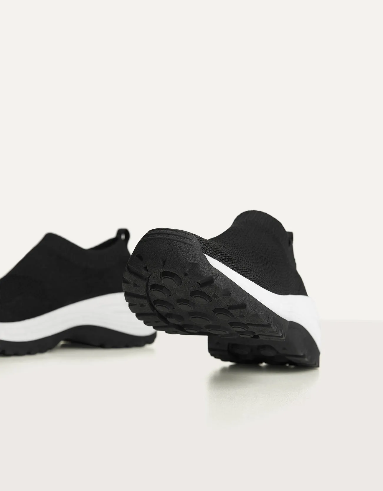 Sneaker mit Netzstoff und Socken – Schwarz – Bild 3 von 5