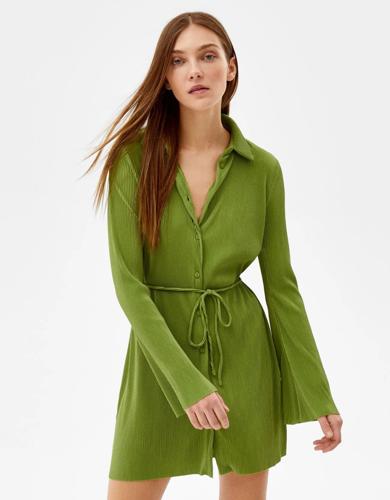 Pleated mini dress with long sleeves and belt – Grün – Image 2 of 6