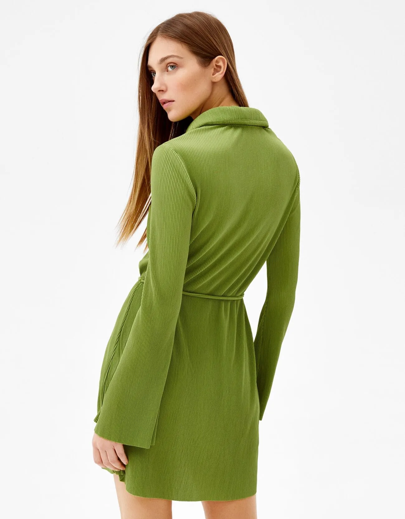 Pleated mini dress with long sleeves and belt – Grün – Image 3 of 6