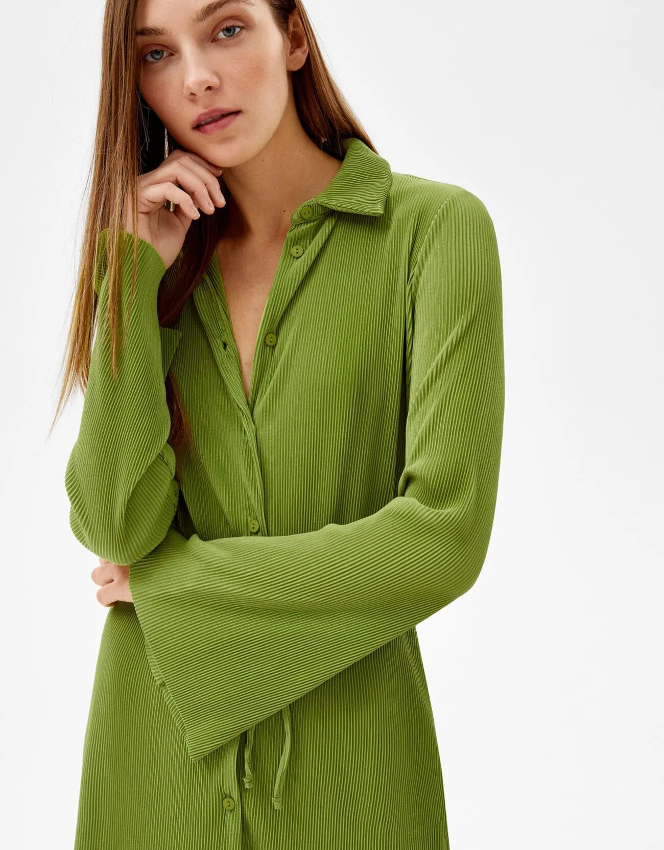 Pleated mini dress with long sleeves and belt – Grün – Image 4 of 6