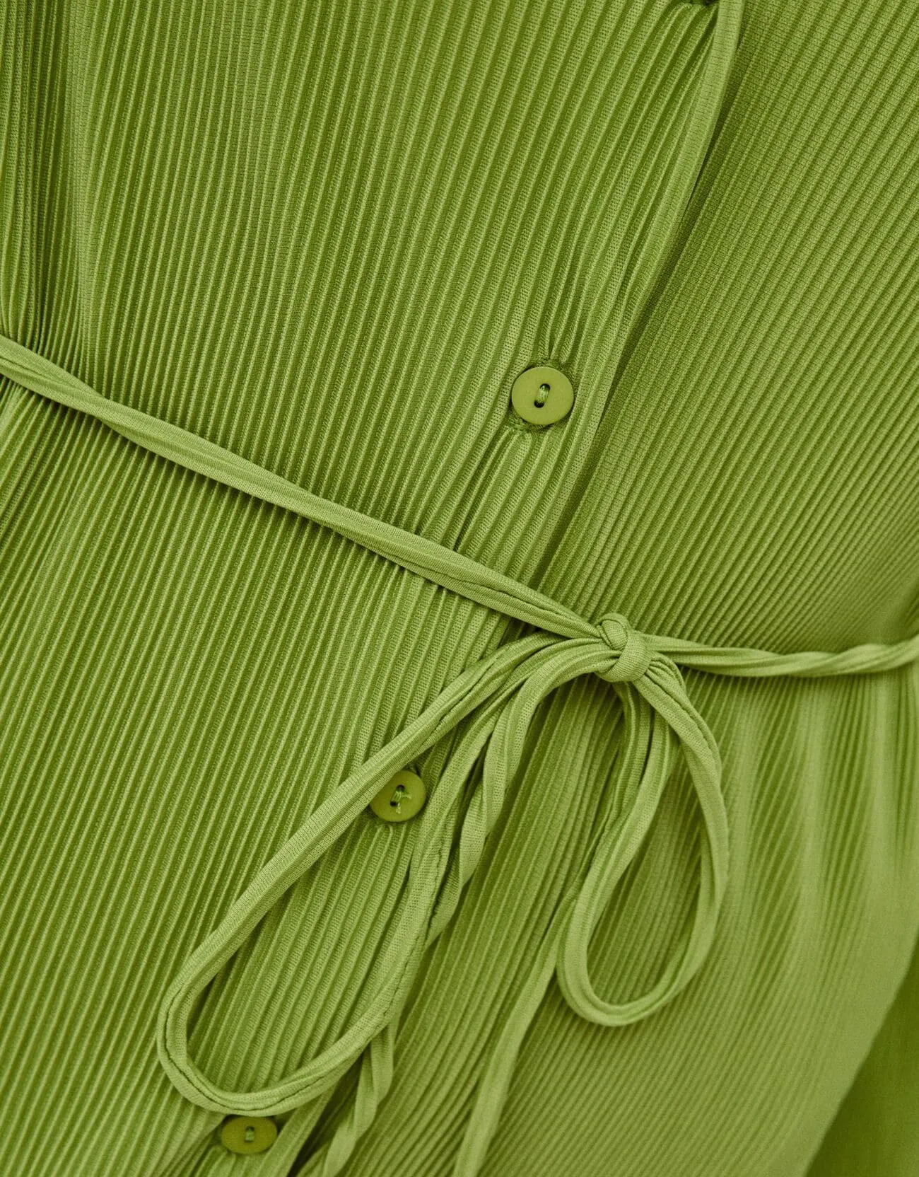 Pleated mini dress with long sleeves and belt – Grün – Image 6 of 6