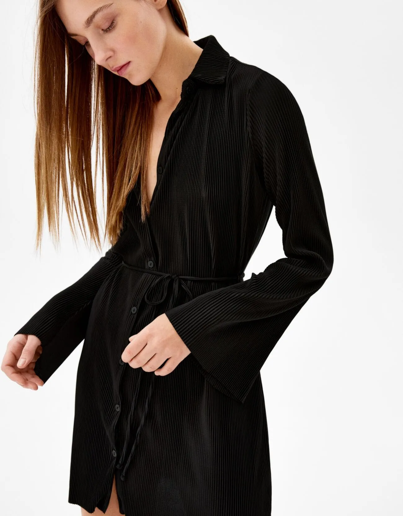 Pleated mini dress with long sleeves and belt – Schwarz – Image 3 of 6