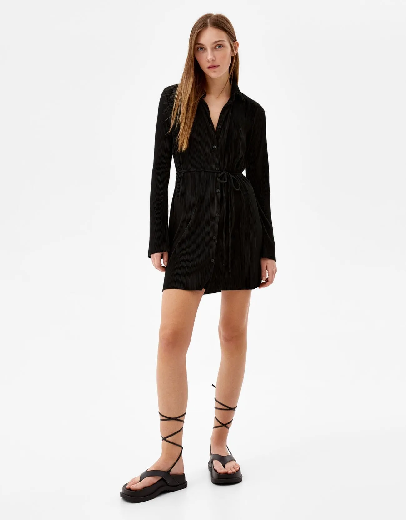 Pleated mini dress with long sleeves and belt – Schwarz – Image 4 of 6