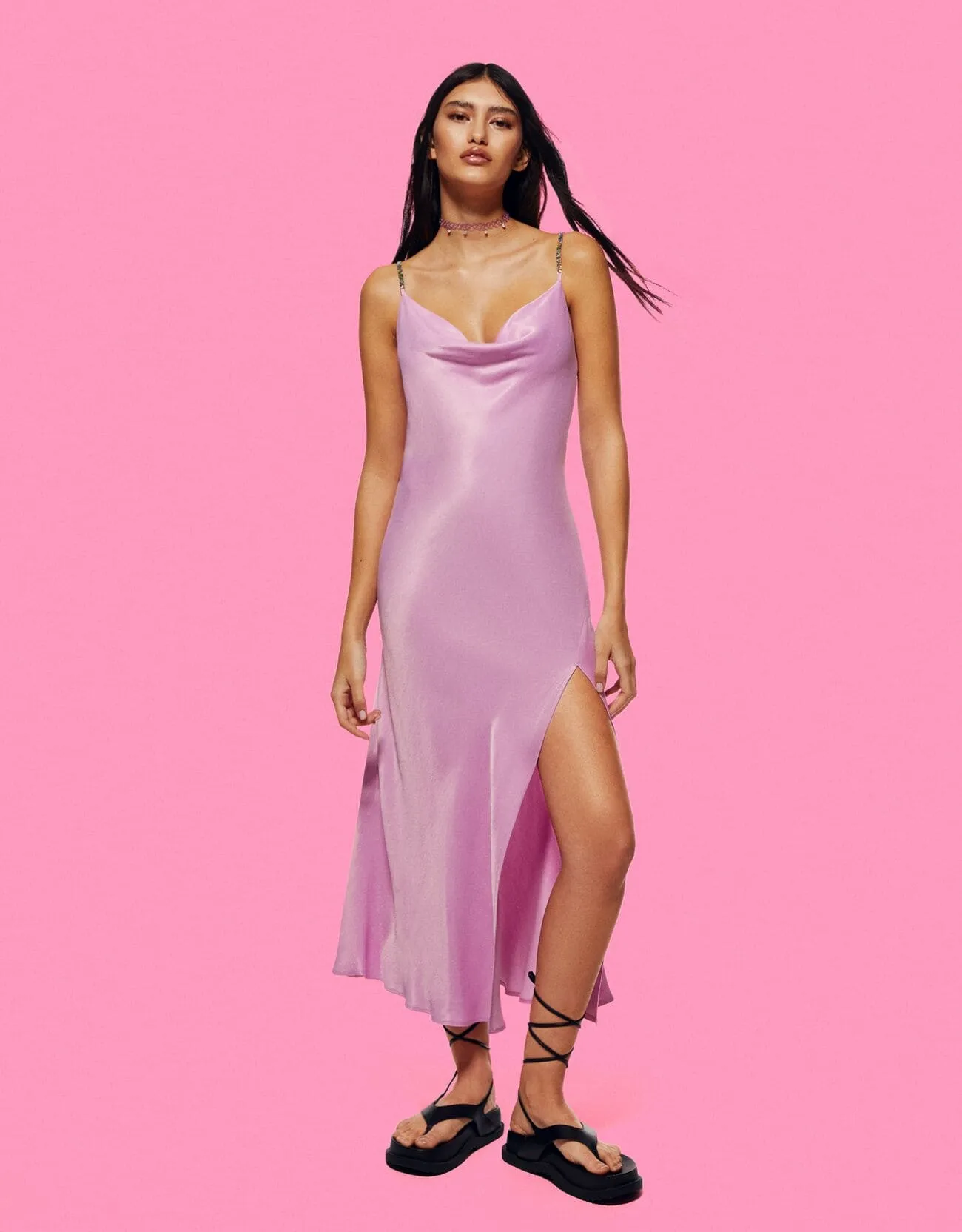 Satiniertes Midikleid mit Trägern und Strass – Violett – Bild 5 von 7