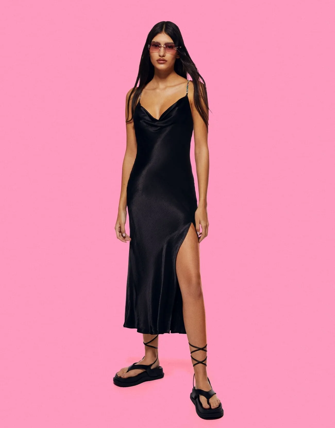 Satiniertes Midikleid mit Trägern und Strass – Schwarz – Bild 5 von 7