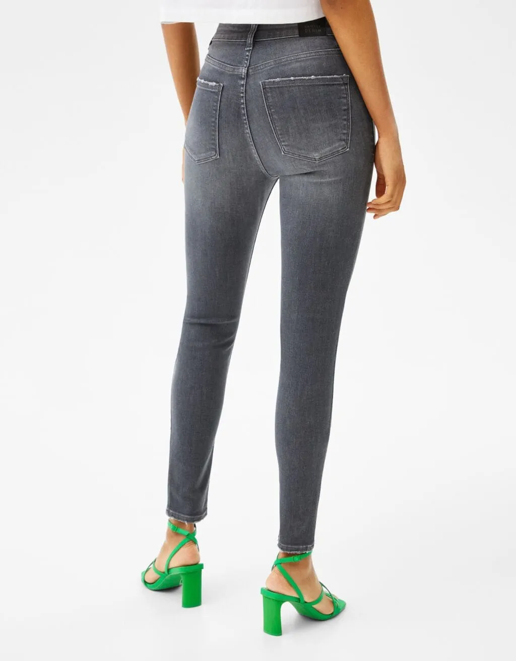 Super High Waist Jeans – Grau – Bild 3 von 5