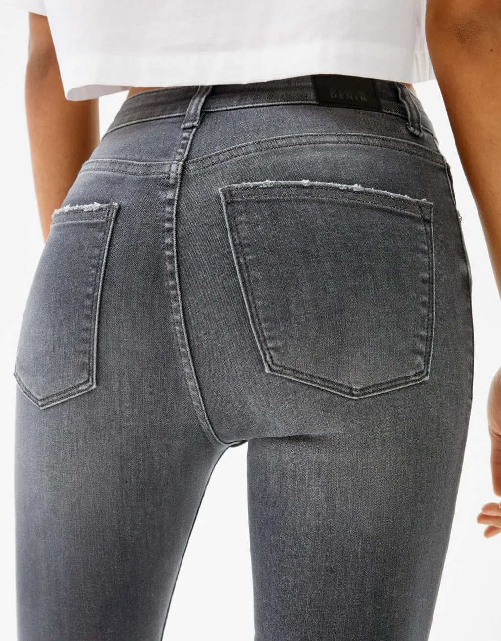 Super High Waist Jeans – Grau – Bild 4 von 5
