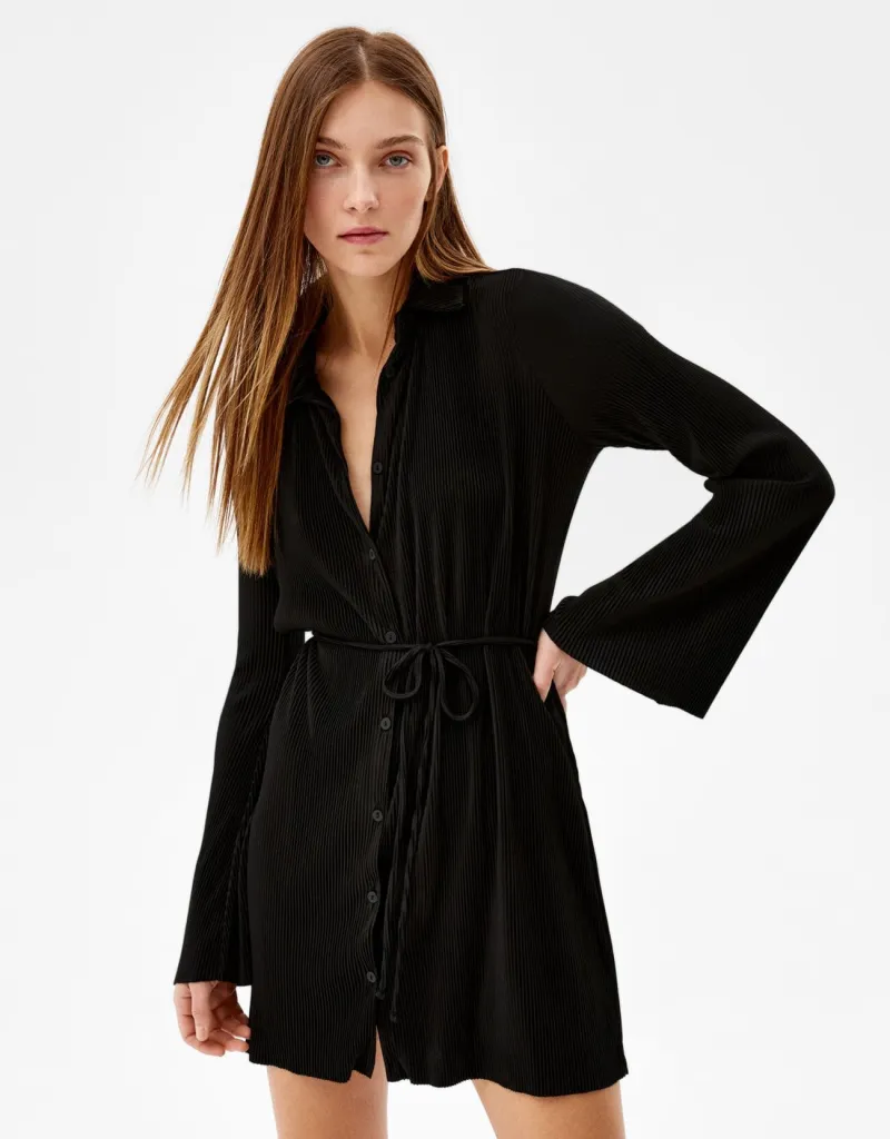 Plissiertes Minikleid mit langen Ärmeln und Gürtel – Schwarz